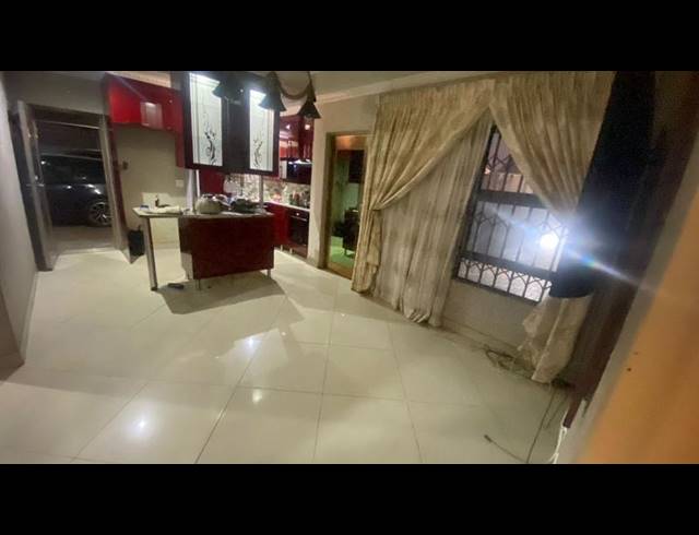 3 BEDROOM HOUSE FOR SALE IN BEVERLY HILLS